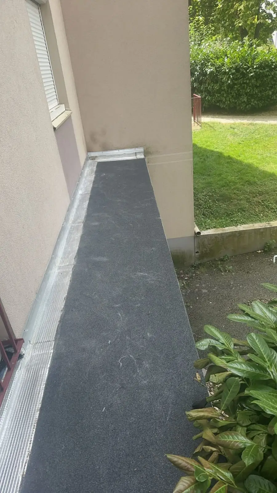 Étanchéité bitumineuse neuve sur une casquette béton, rives aluminium posées