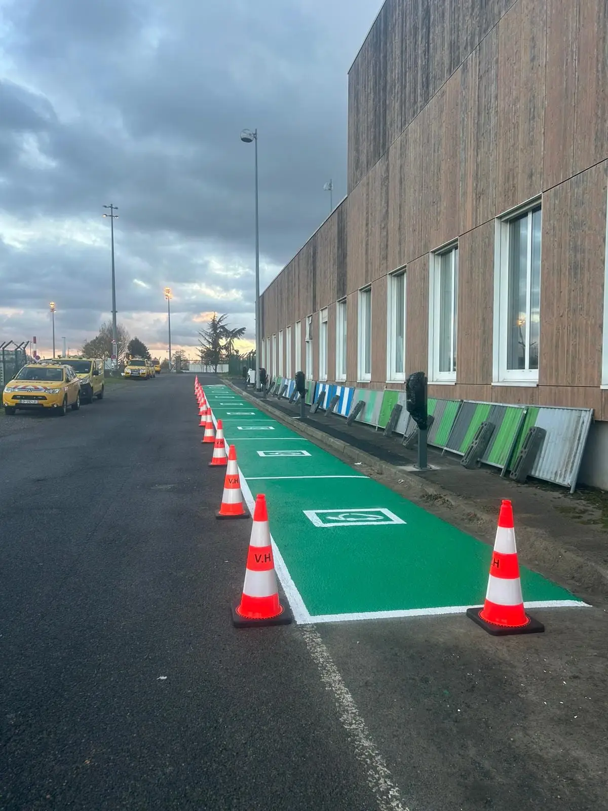 Création d'emplacements de recharge pour véhicules électriques en résine verte