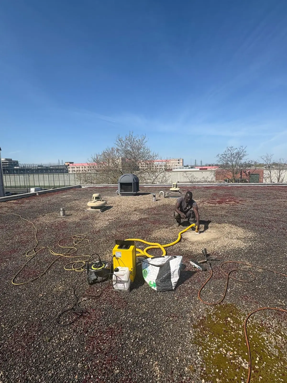 Recherche de fuite par système fumigène sur une grande toiture-terrasse