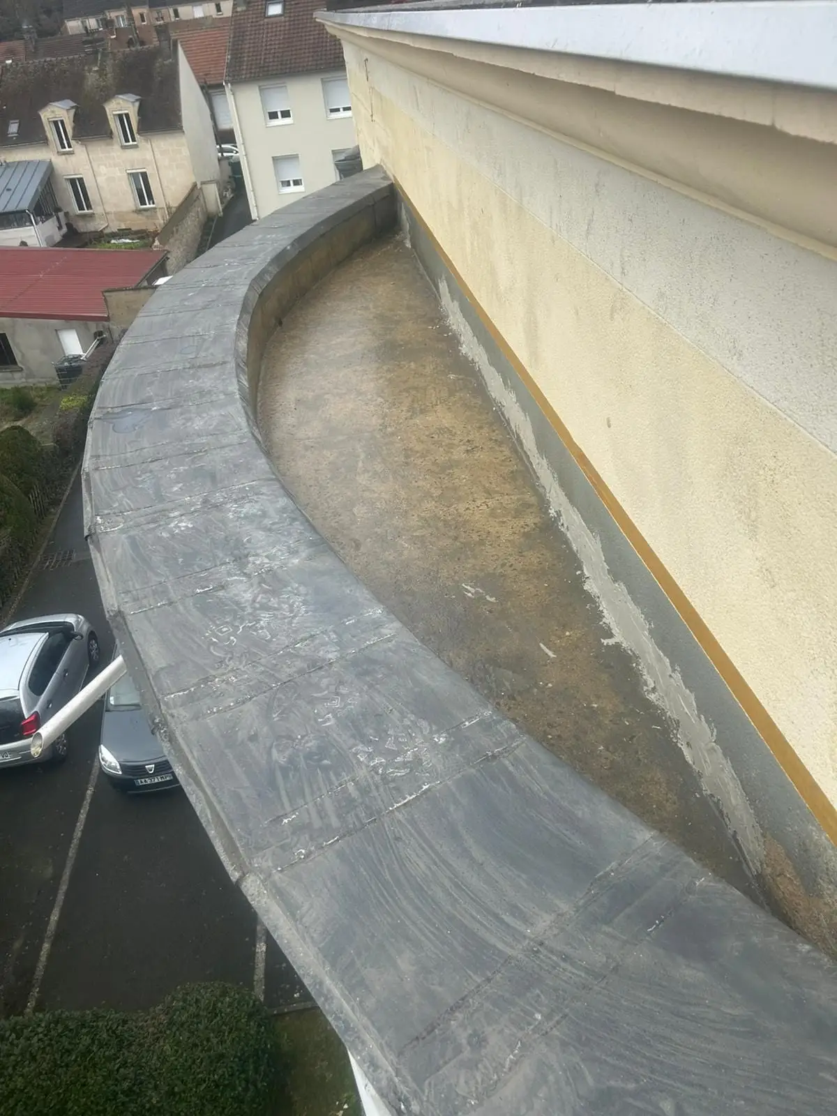Avant travaux : support béton dégradé et stagnation d'eau sur un balcon