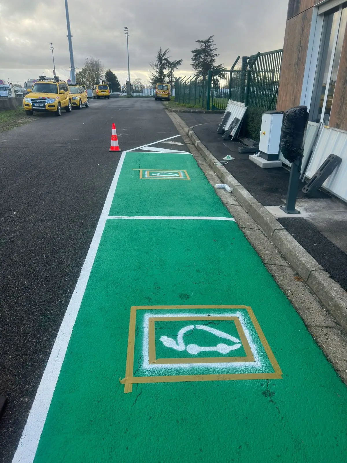 Marquage vert et pictogrammes des places réservées aux bornes de recharge