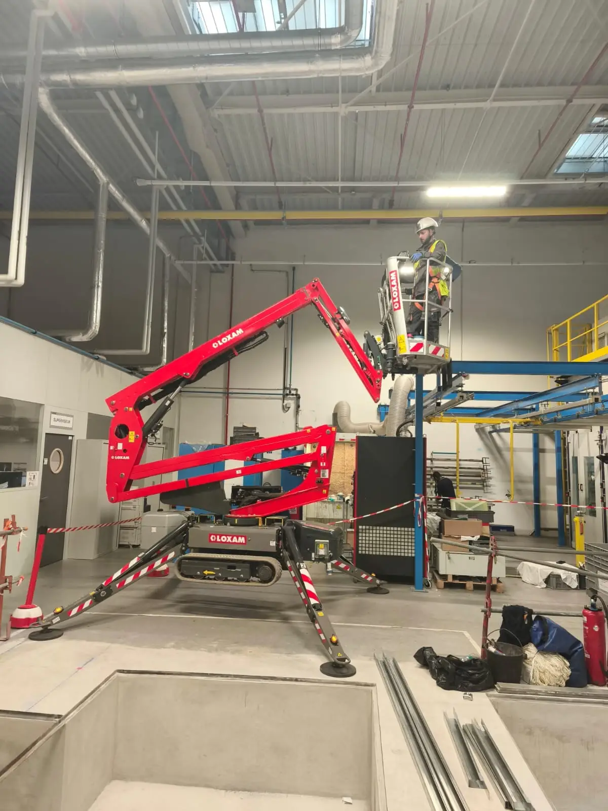 Nacelle araignée pour une intervention en toiture depuis l'intérieur d'un atelier