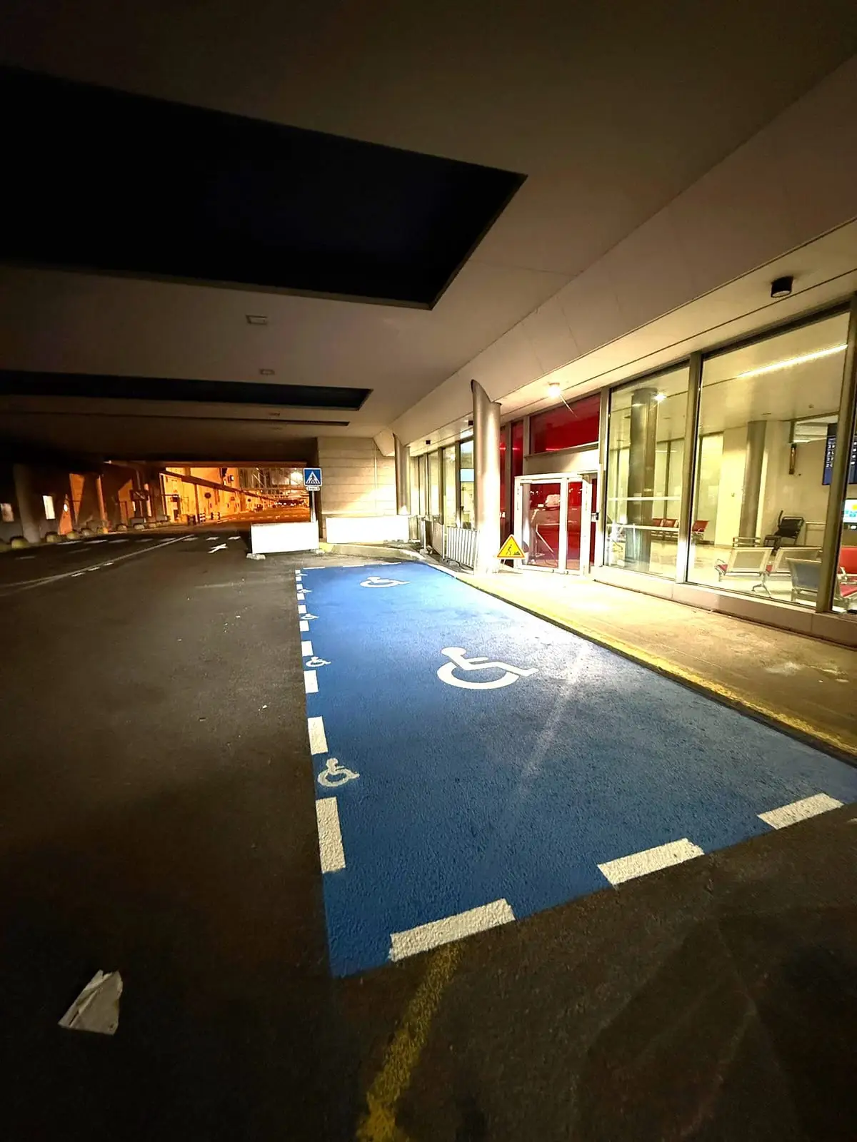 Places PMR d'une galerie commerciale retracées en peinture routière bleue