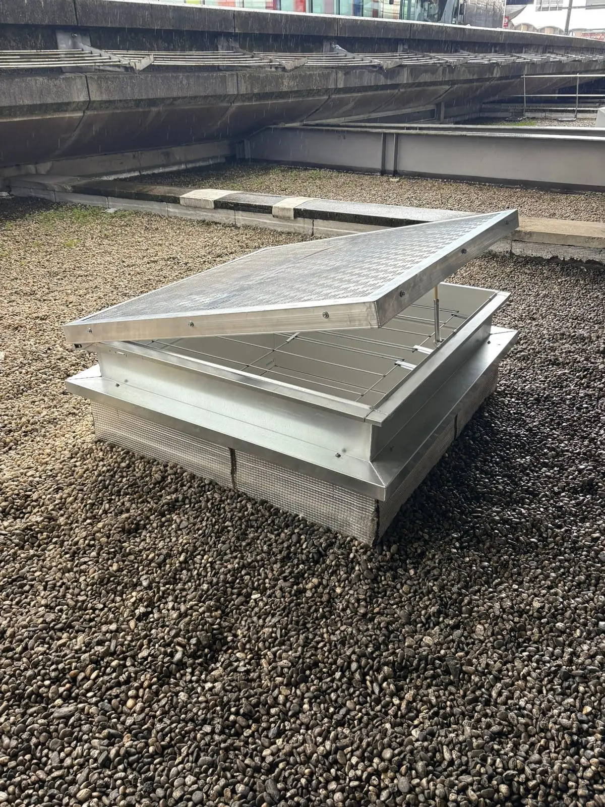 Trappe d'accès aluminium installée sur une toiture gravillonnée