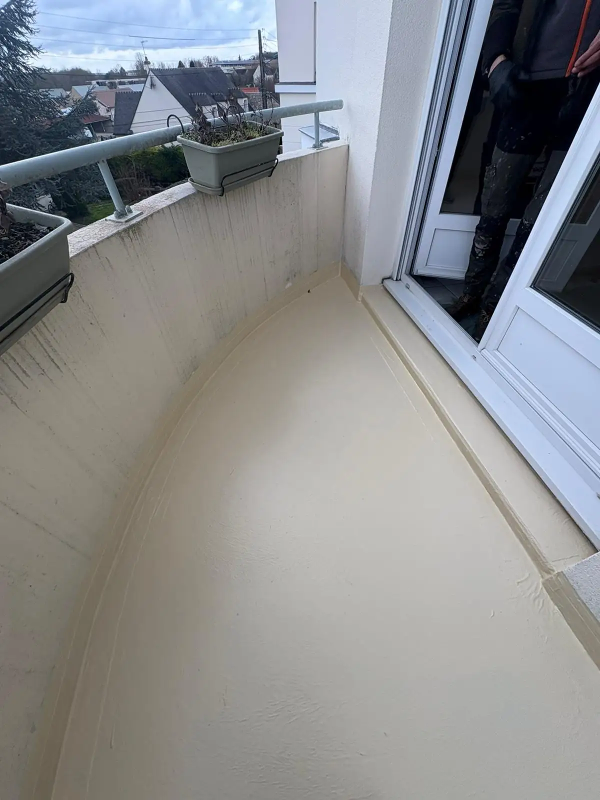 Finition beige et relevés d'étanchéité en pied de garde-corps