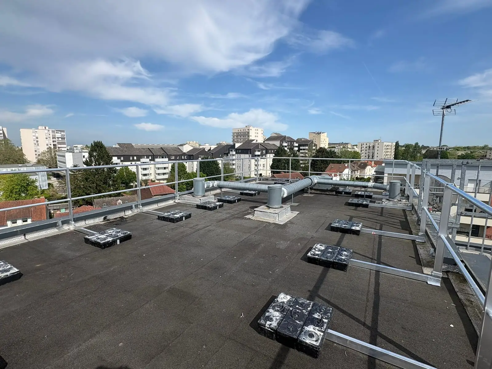 Garde-corps autoportant lesté ceinturant une toiture-terrasse