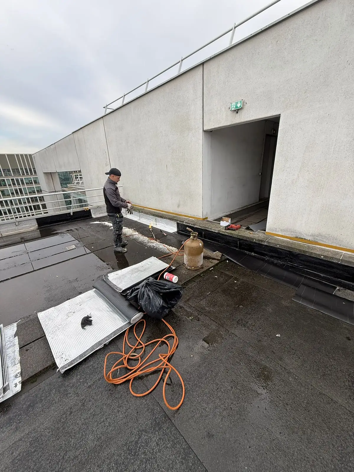 Intervention de maintenance sur une terrasse d'immeuble tertiaire