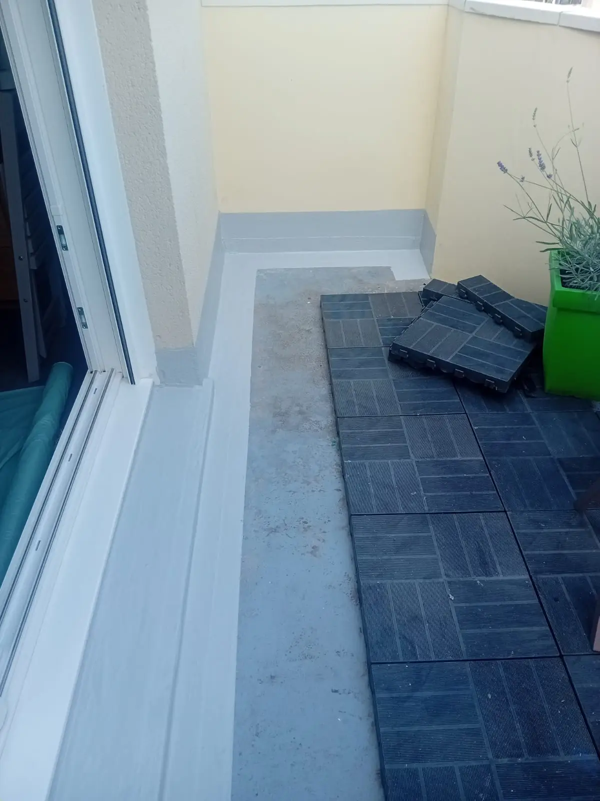 Résine grise et repose des dalles de finition sur un balcon privatif