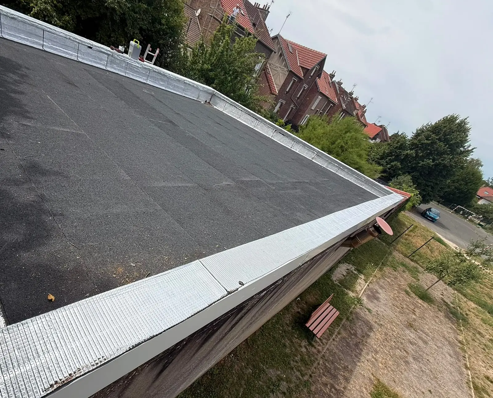 Toiture-terrasse neuve en membrane bitumineuse autoprotégée avec rives aluminium