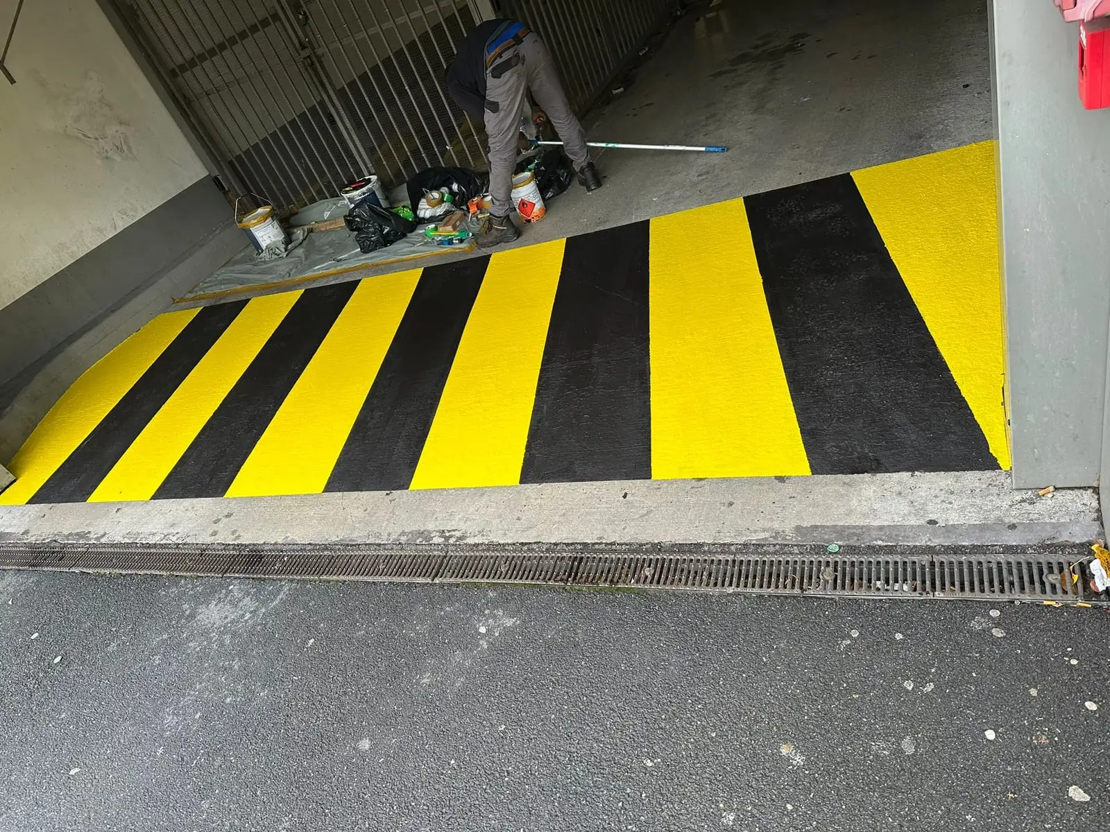 Application d'un zébra jaune et noir sur une rampe d'accès de quai