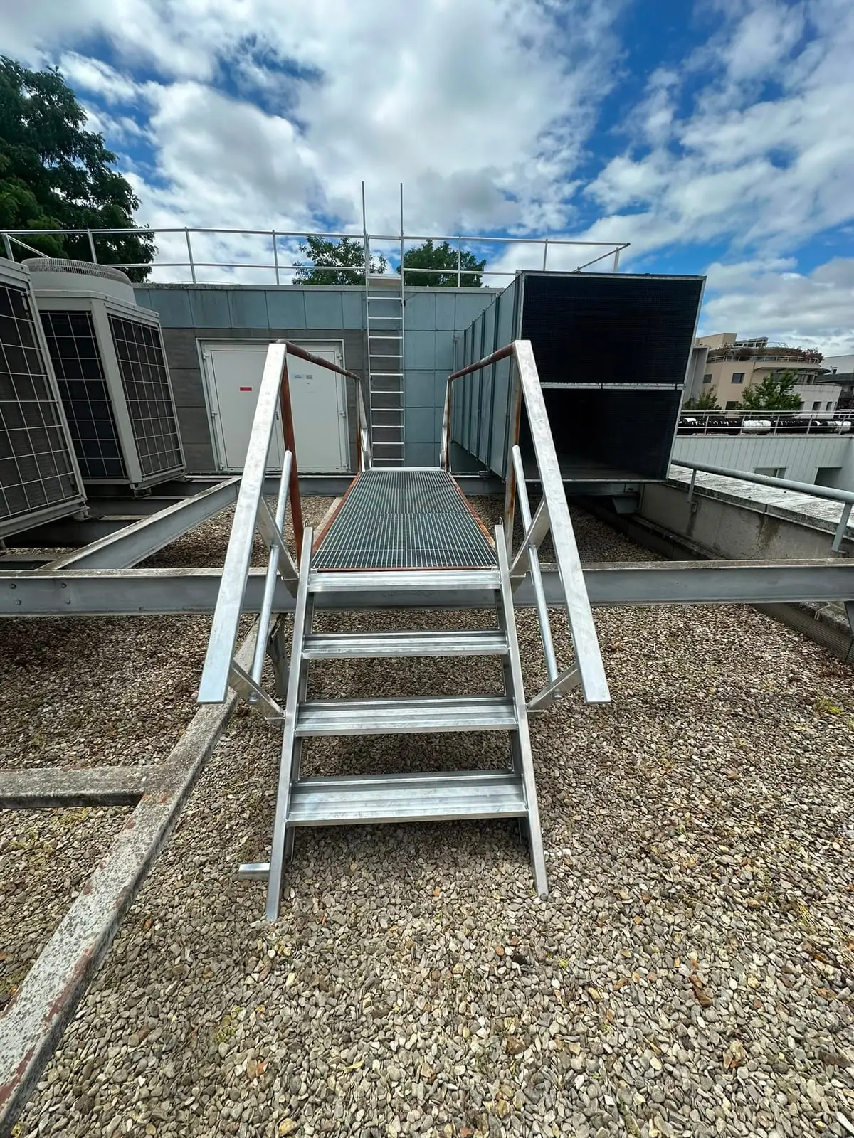 Escalier et passerelle de circulation entre deux niveaux de toiture