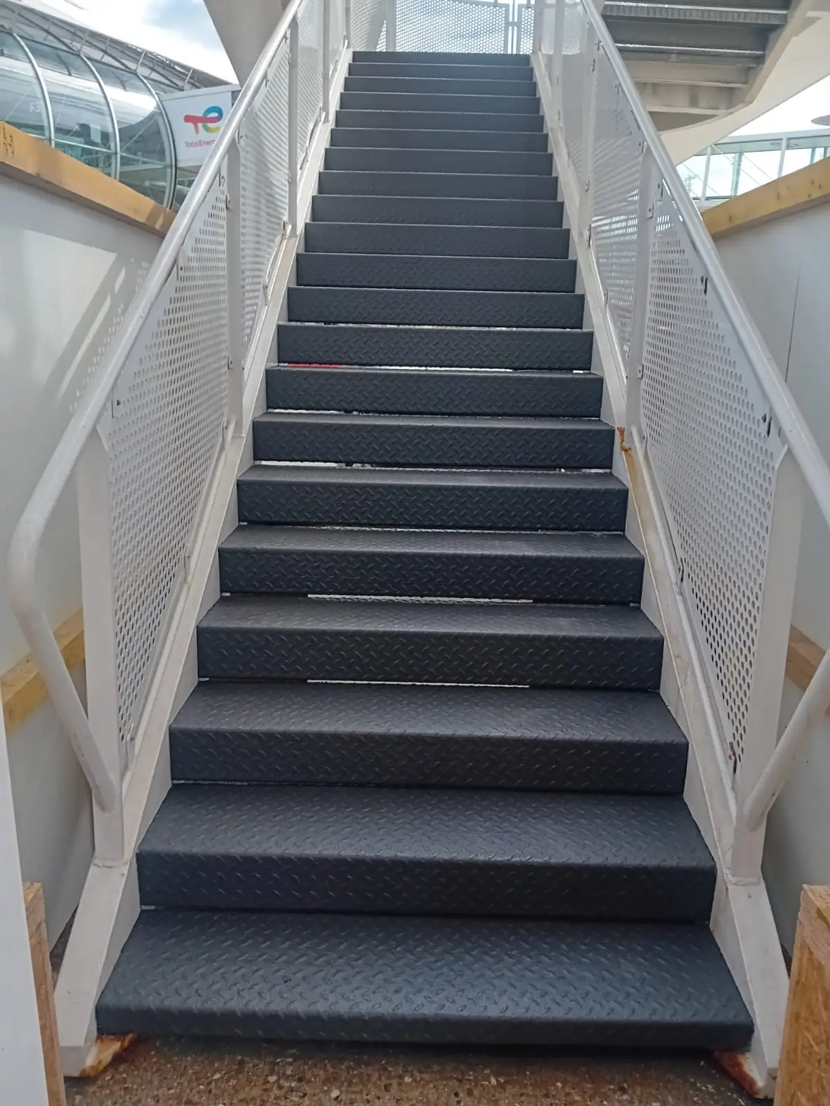 Escalier extérieur métallique revêtu de résine antidérapante