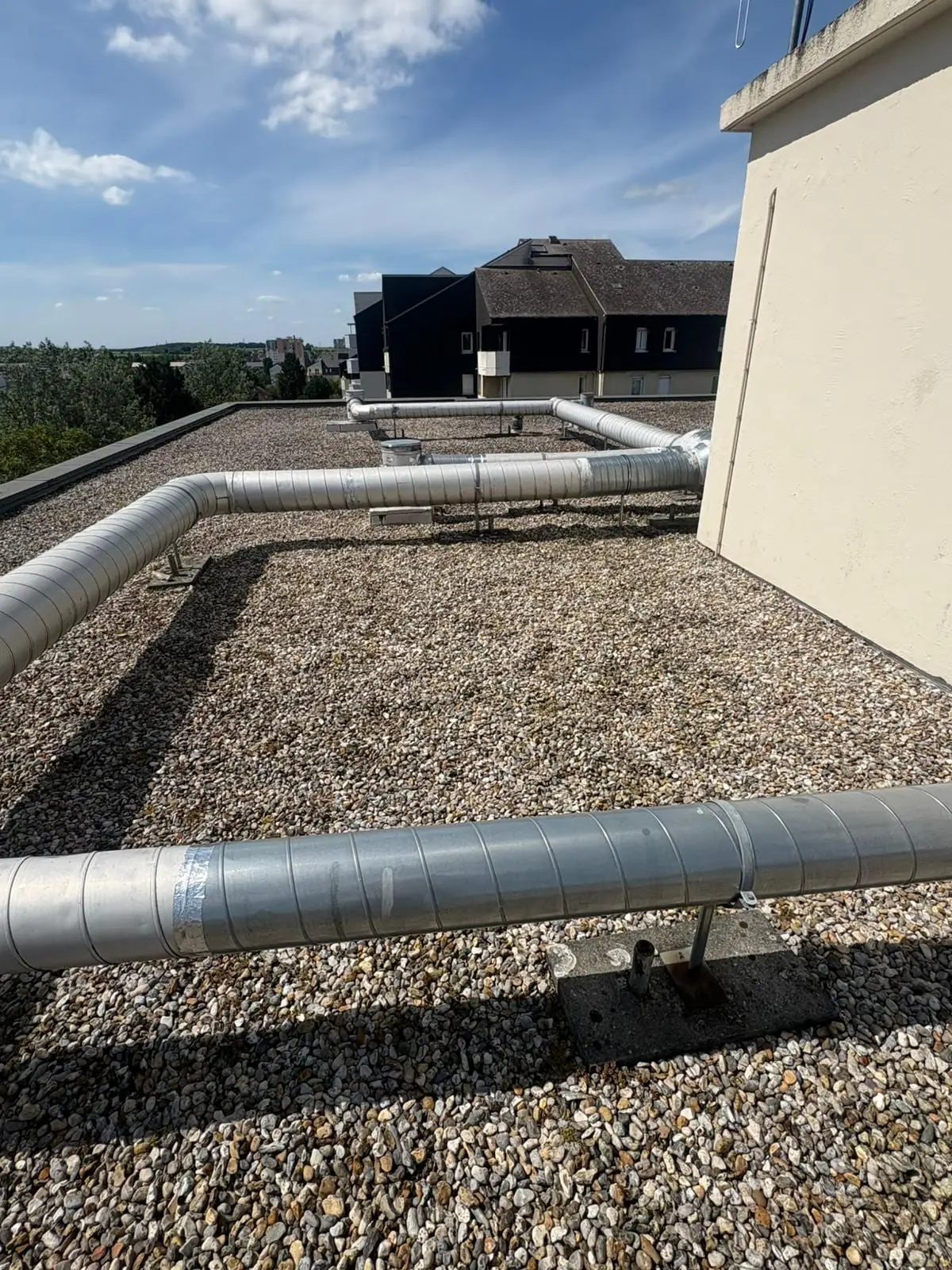 Entretien d'une terrasse technique encombrée de gaines de ventilation