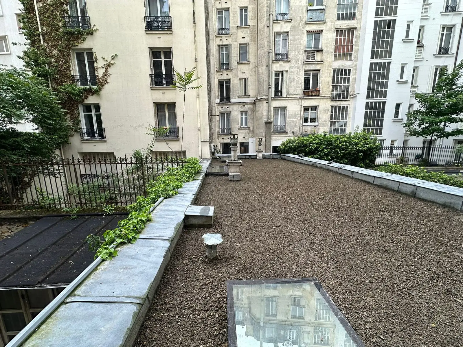 Terrasse parisienne : entretien des gravillons et des abords du lanterneau